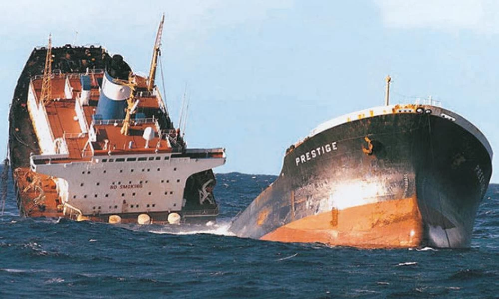 Tο ναυάγιο του ελληνικού τάνκερ Prestige και η τεράστια οικολογική καταστροφή (βίντεο)